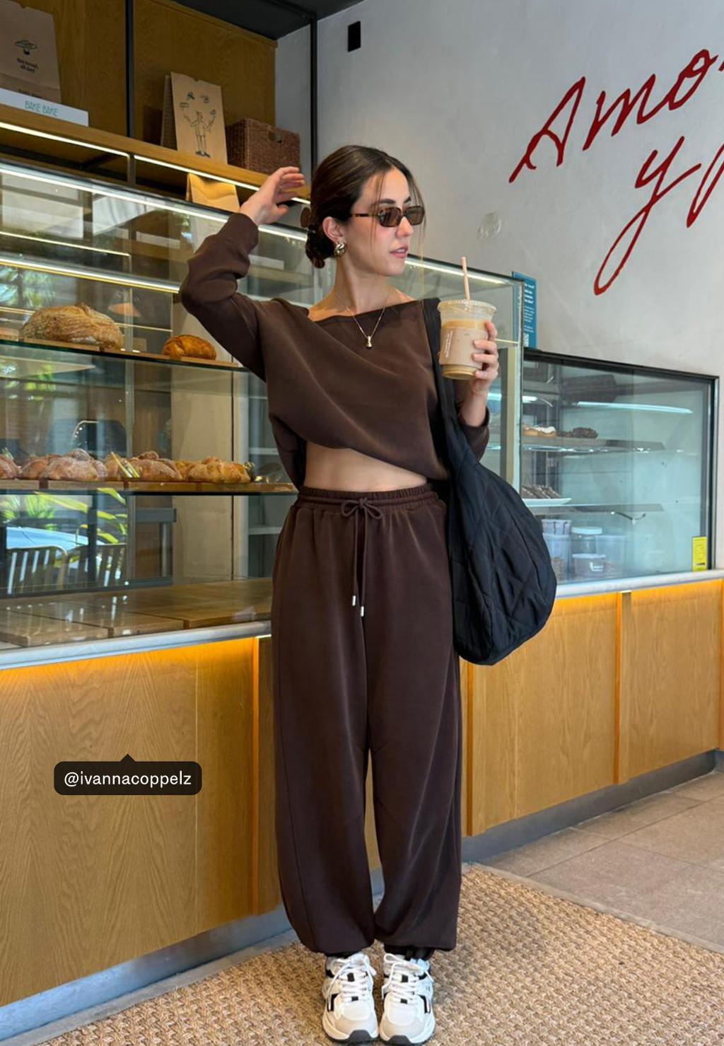 Soft touch sweater met blote schouder