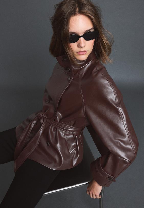 trenchcoat-aus-kunstleder-mit-stehkragen