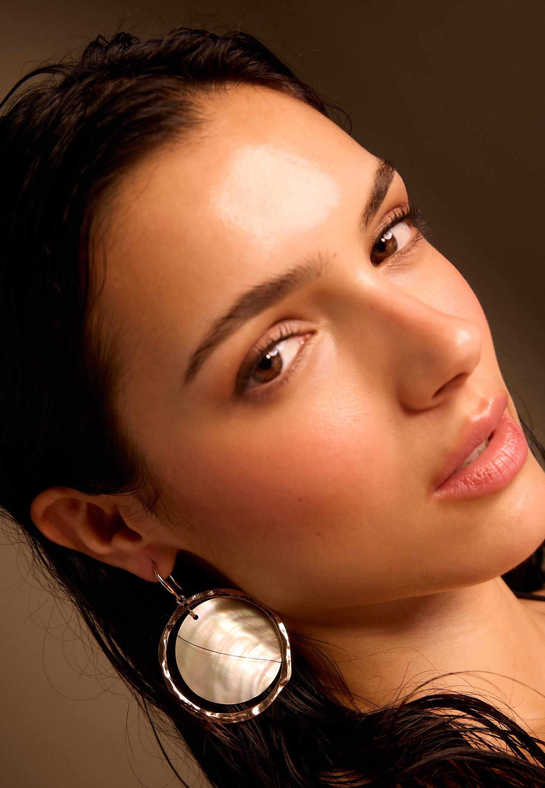 Mother-of-pearl effect circular hoop earrings — Gold