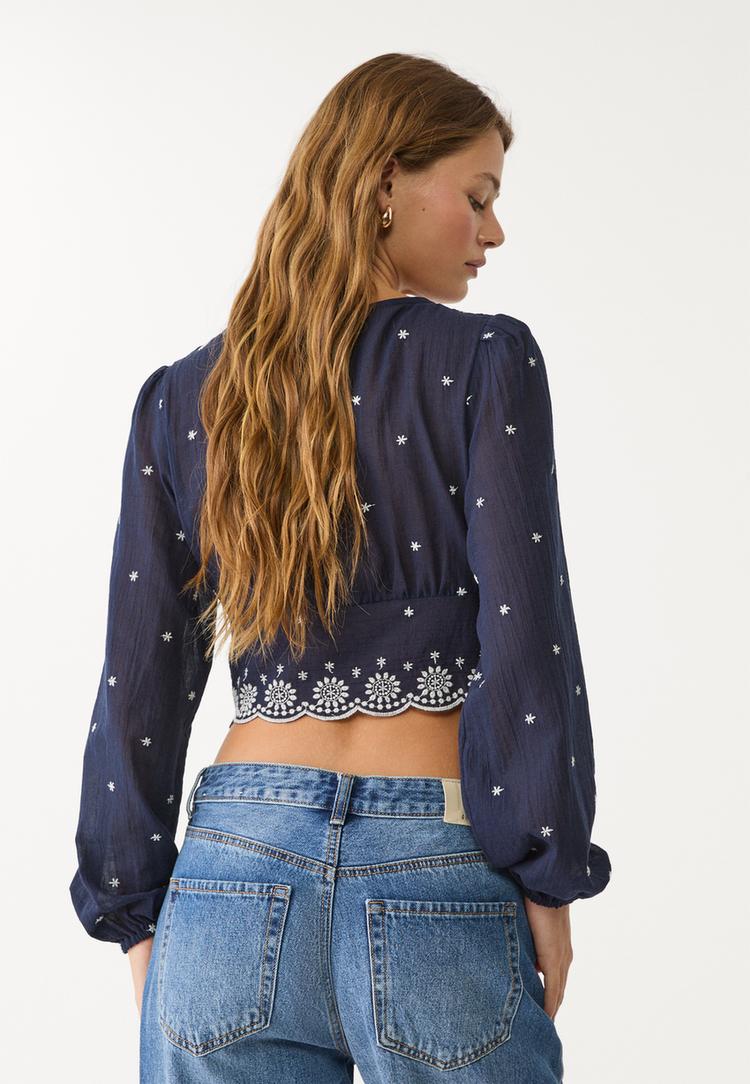 blusa bordada contraste
