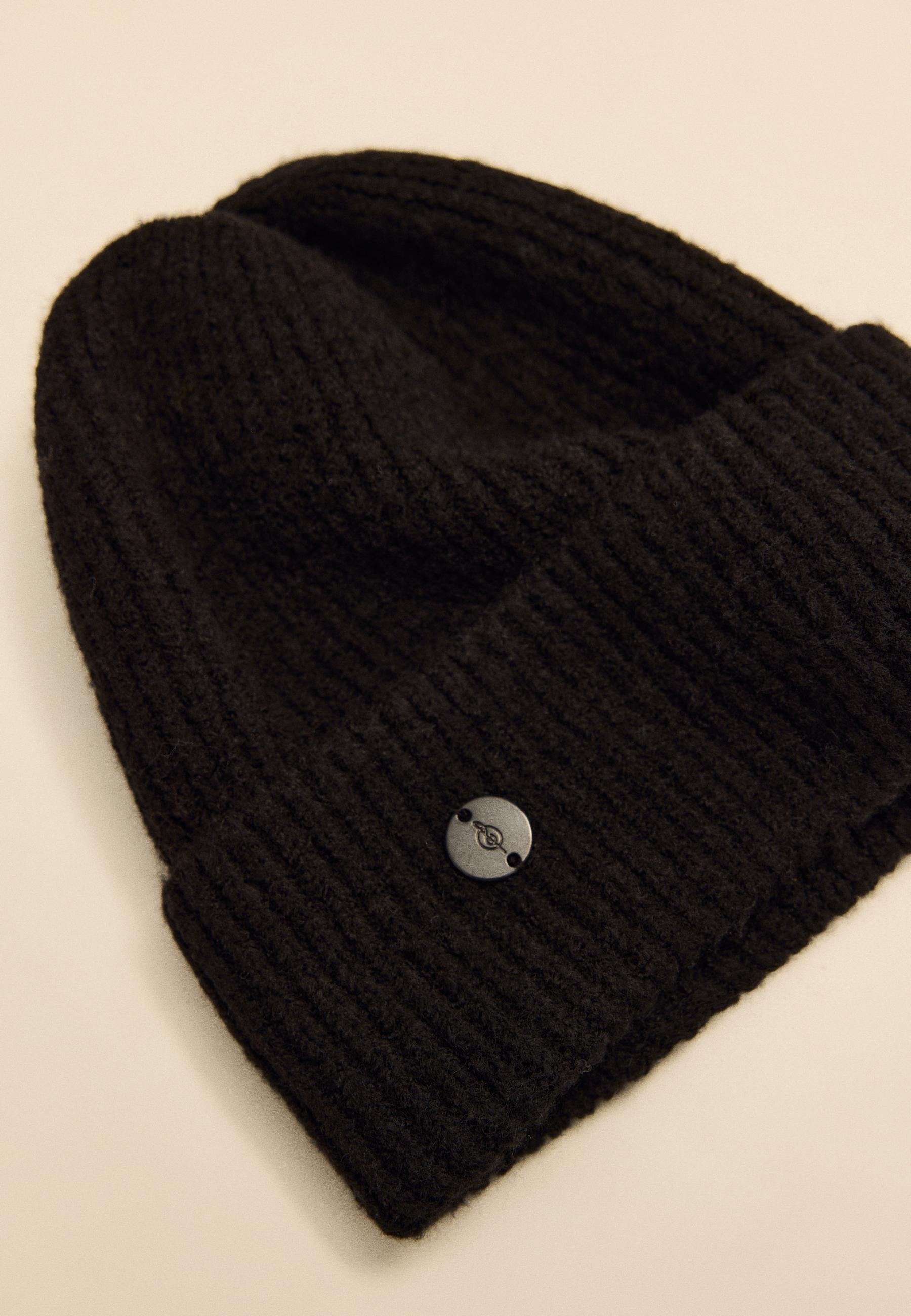Basic beanie with plaque detail — Black