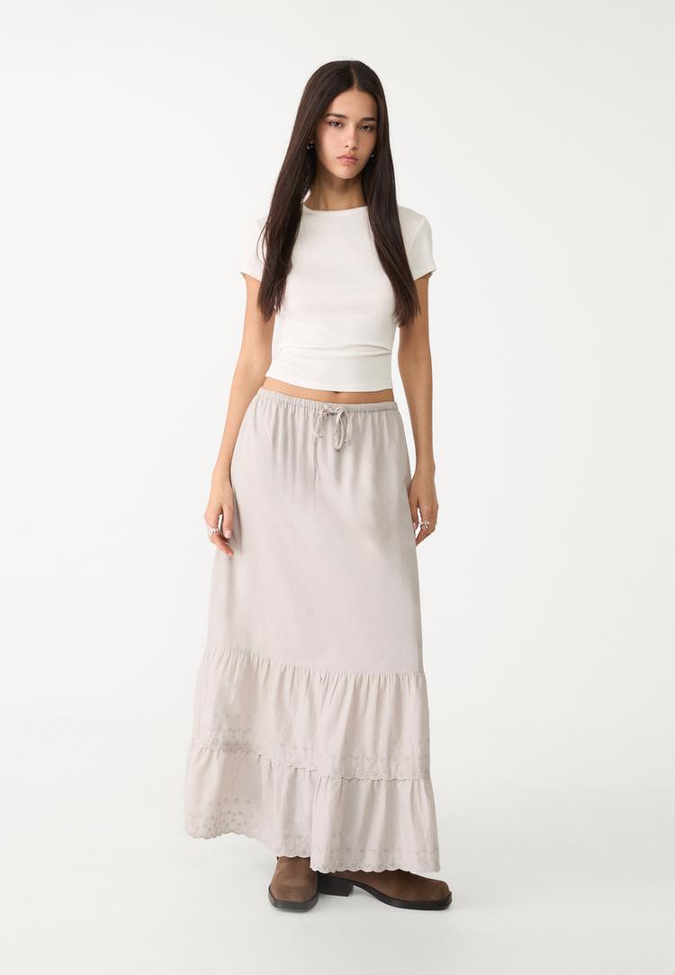 falda fluida midi bordados