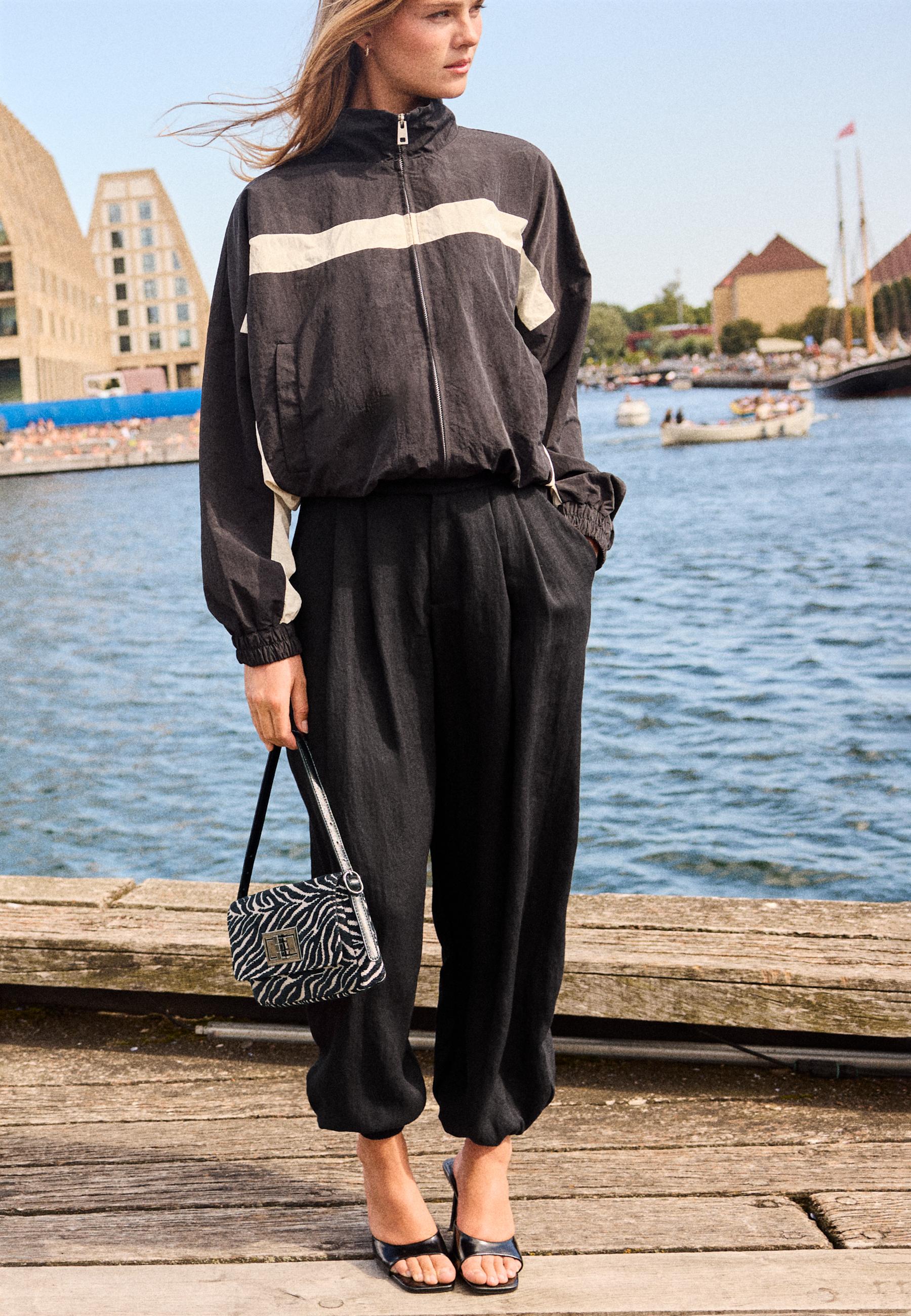 Shoulder bag with metal clasp — Ecru