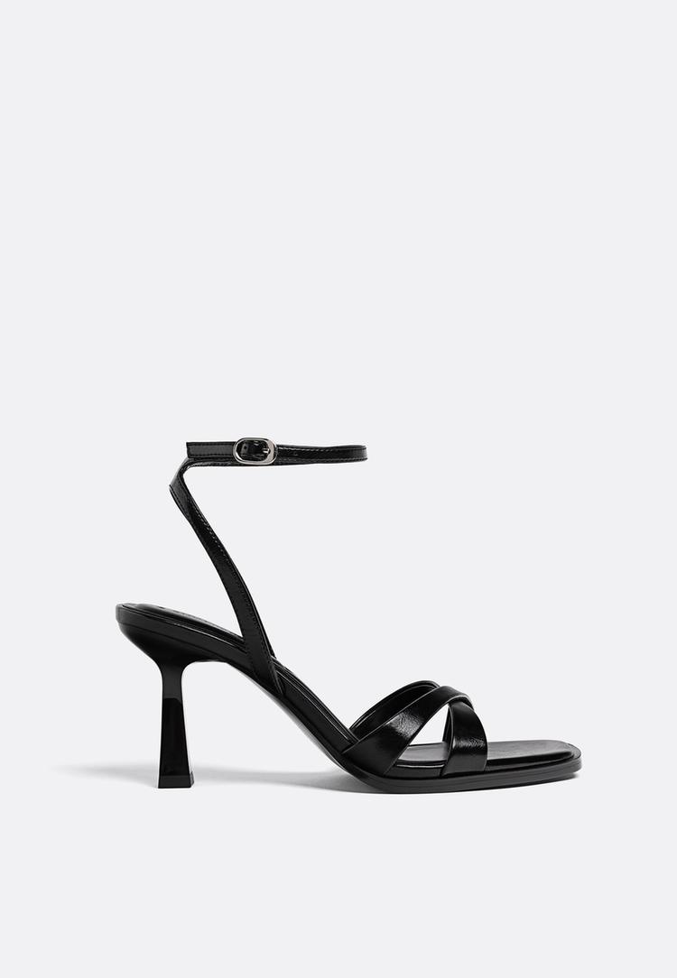schwarze-absatzsandalen
