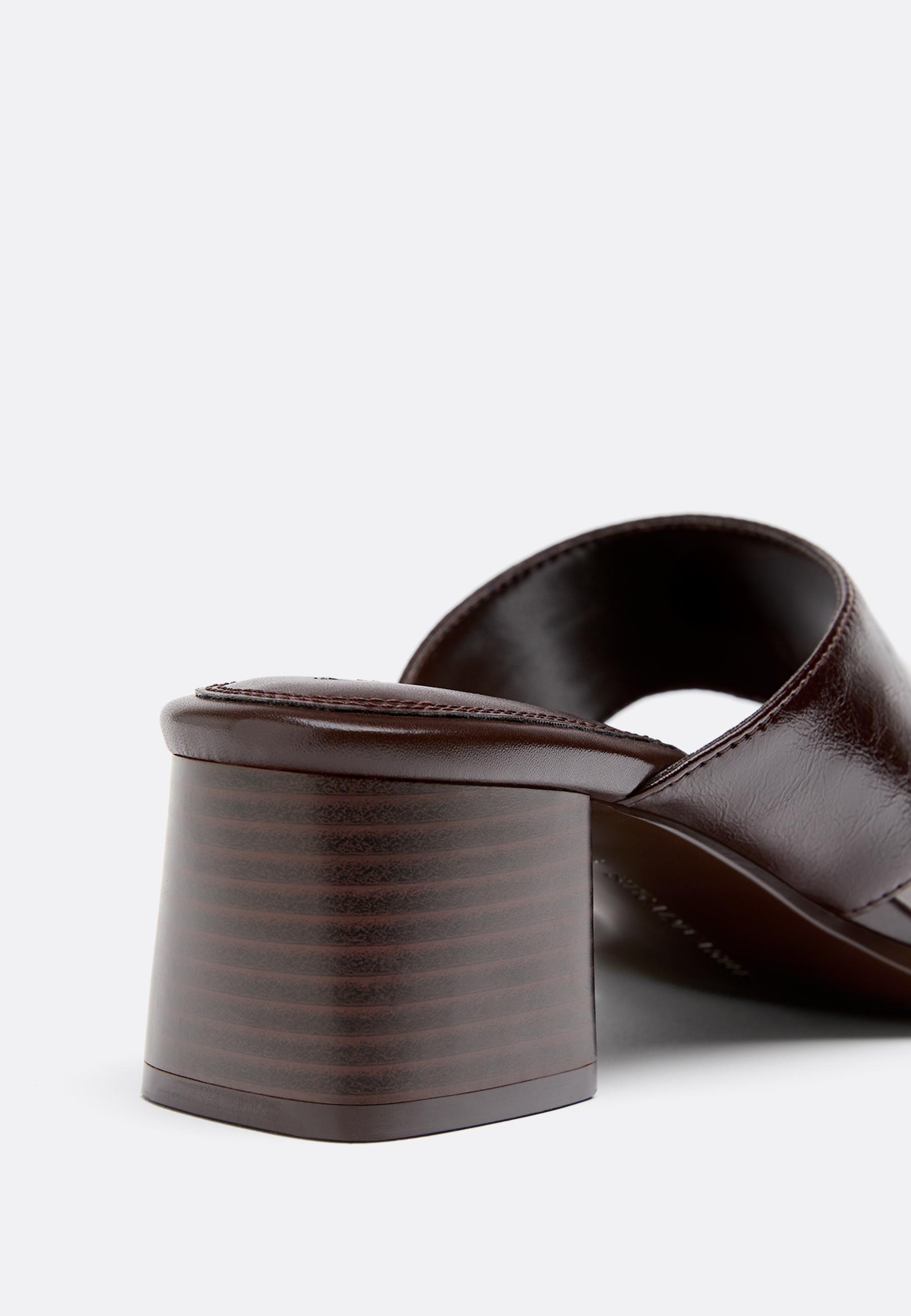 Block heel thong detail sandals — BROWN