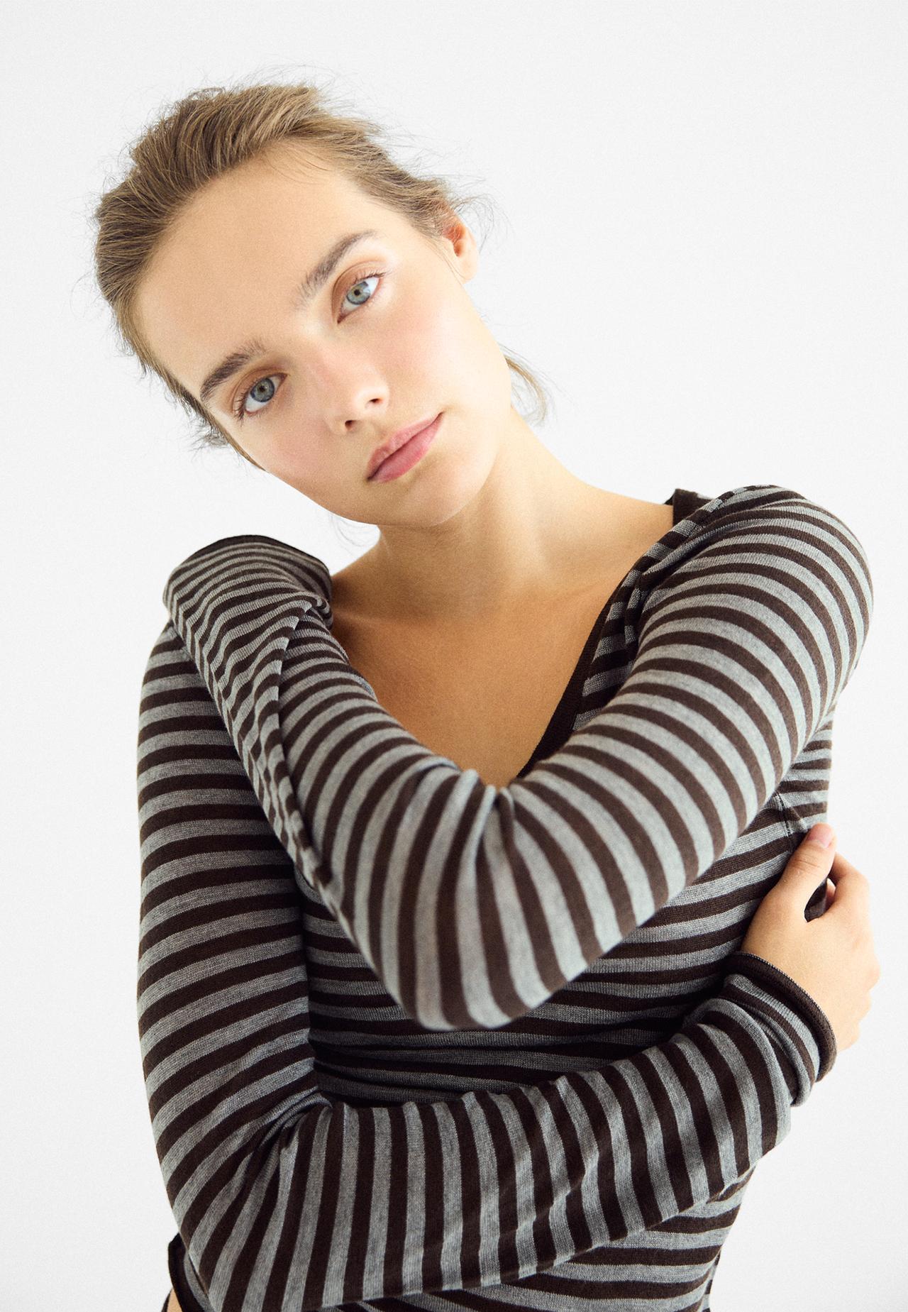 Basic wool and silk round neck jumper — Brown