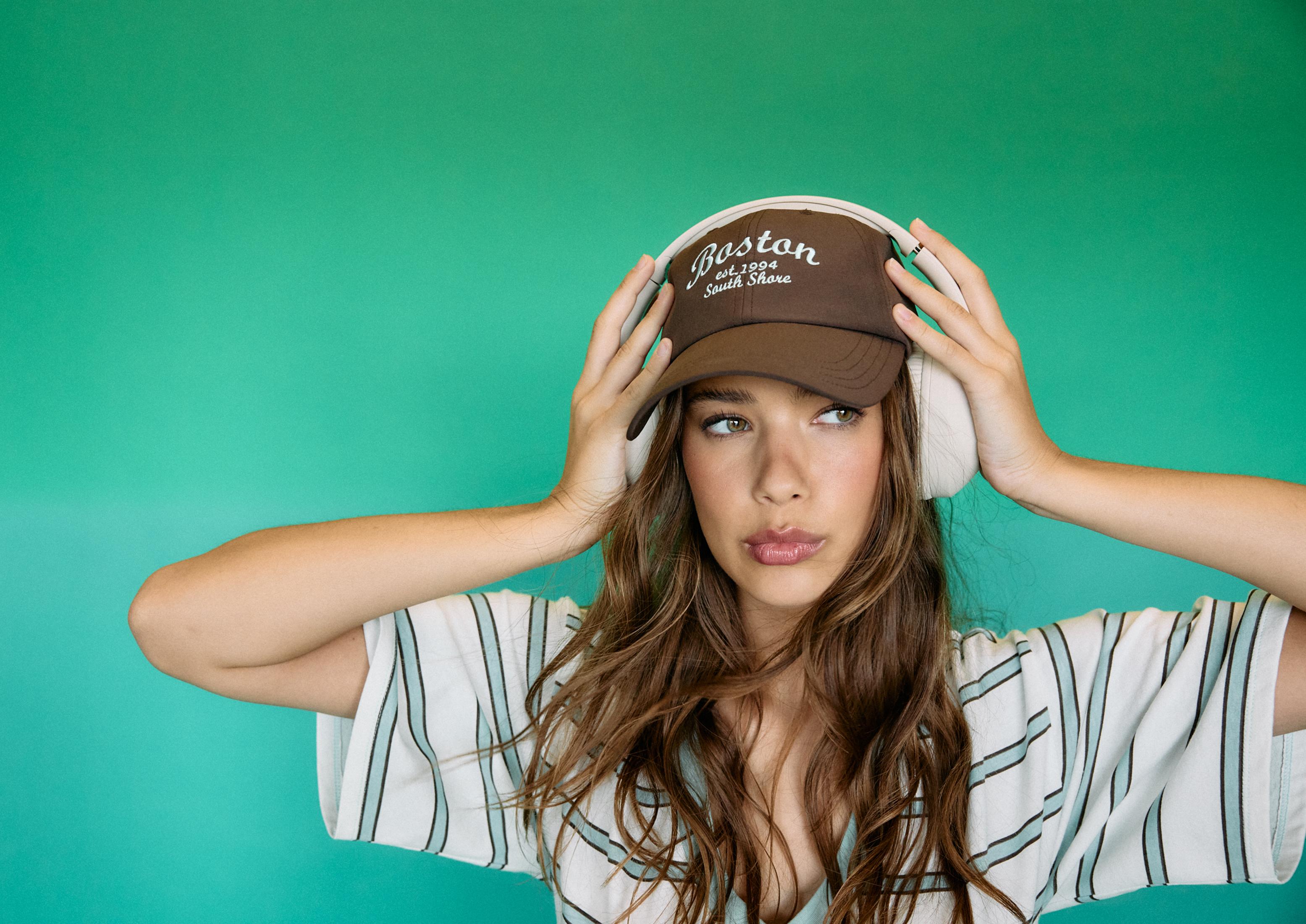 Embroidered cap — Brown
