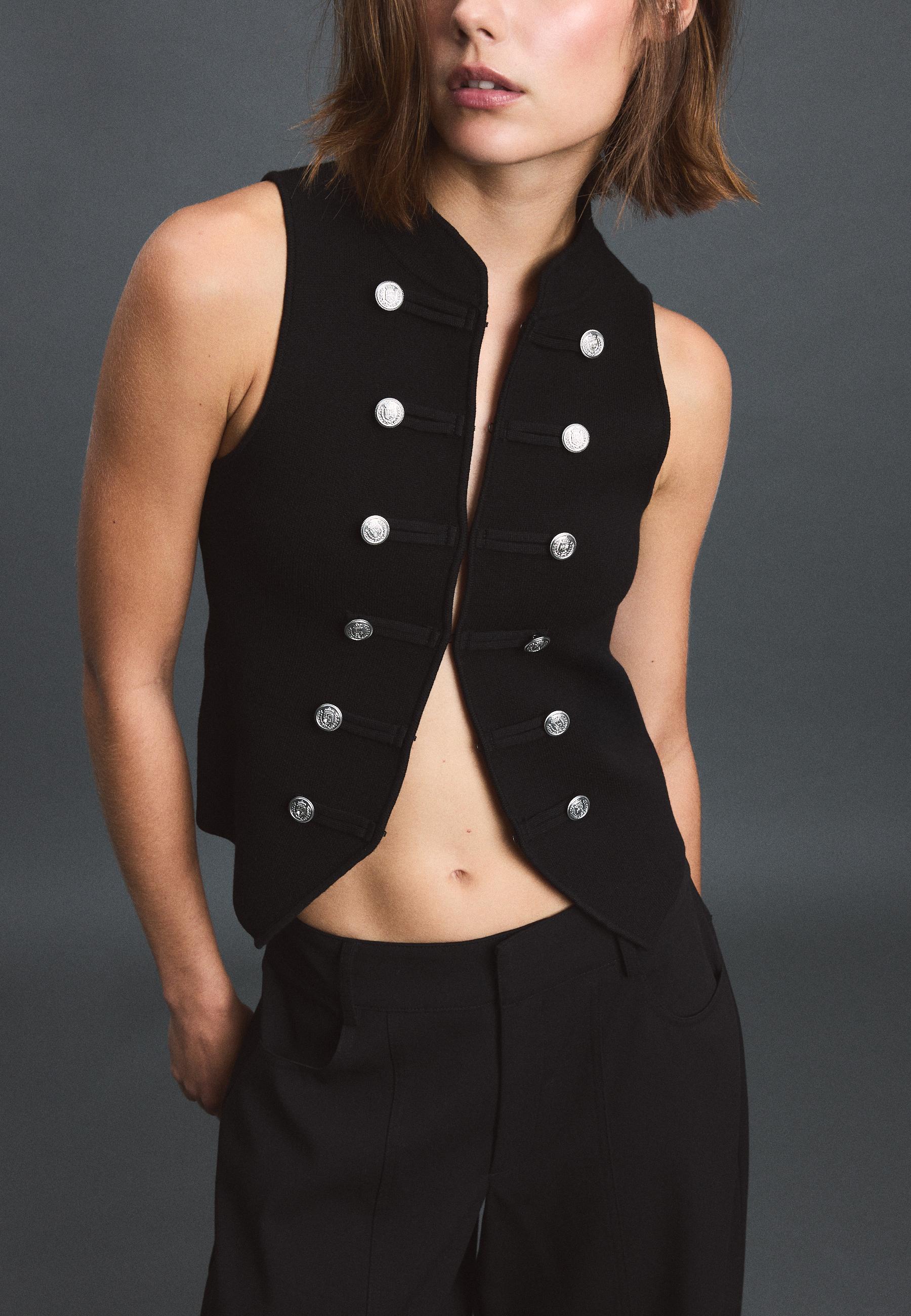 Buttoned knit vest — Black
