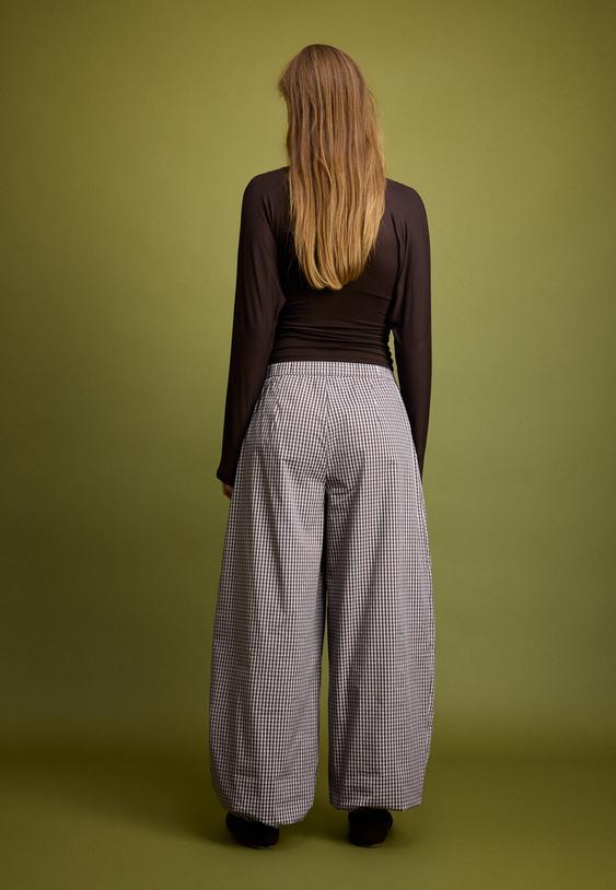Stradivarius Pantaloni Balloon Fit În Carouri Maro Xs