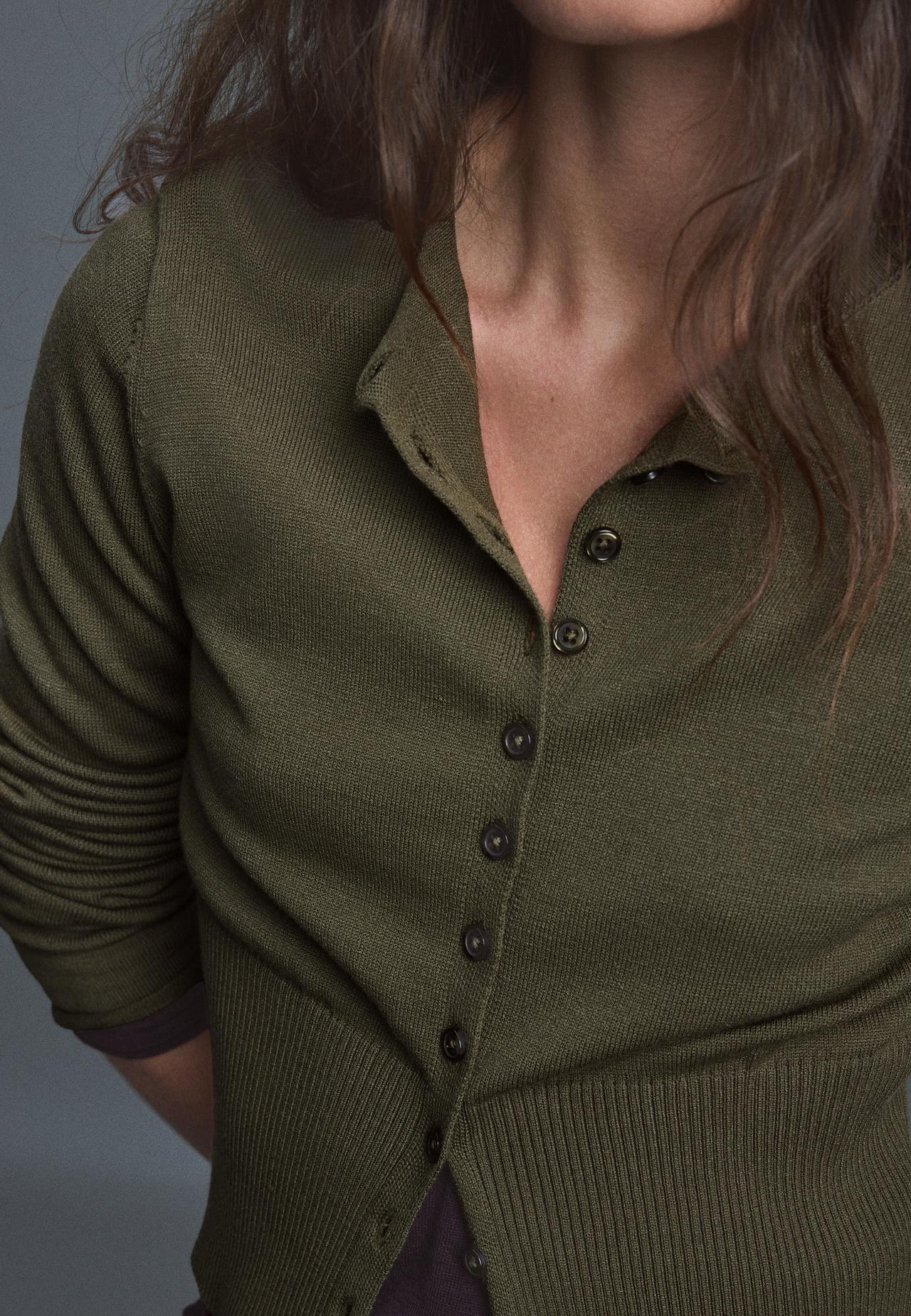 Fitted stand collar cardigan — Khaki