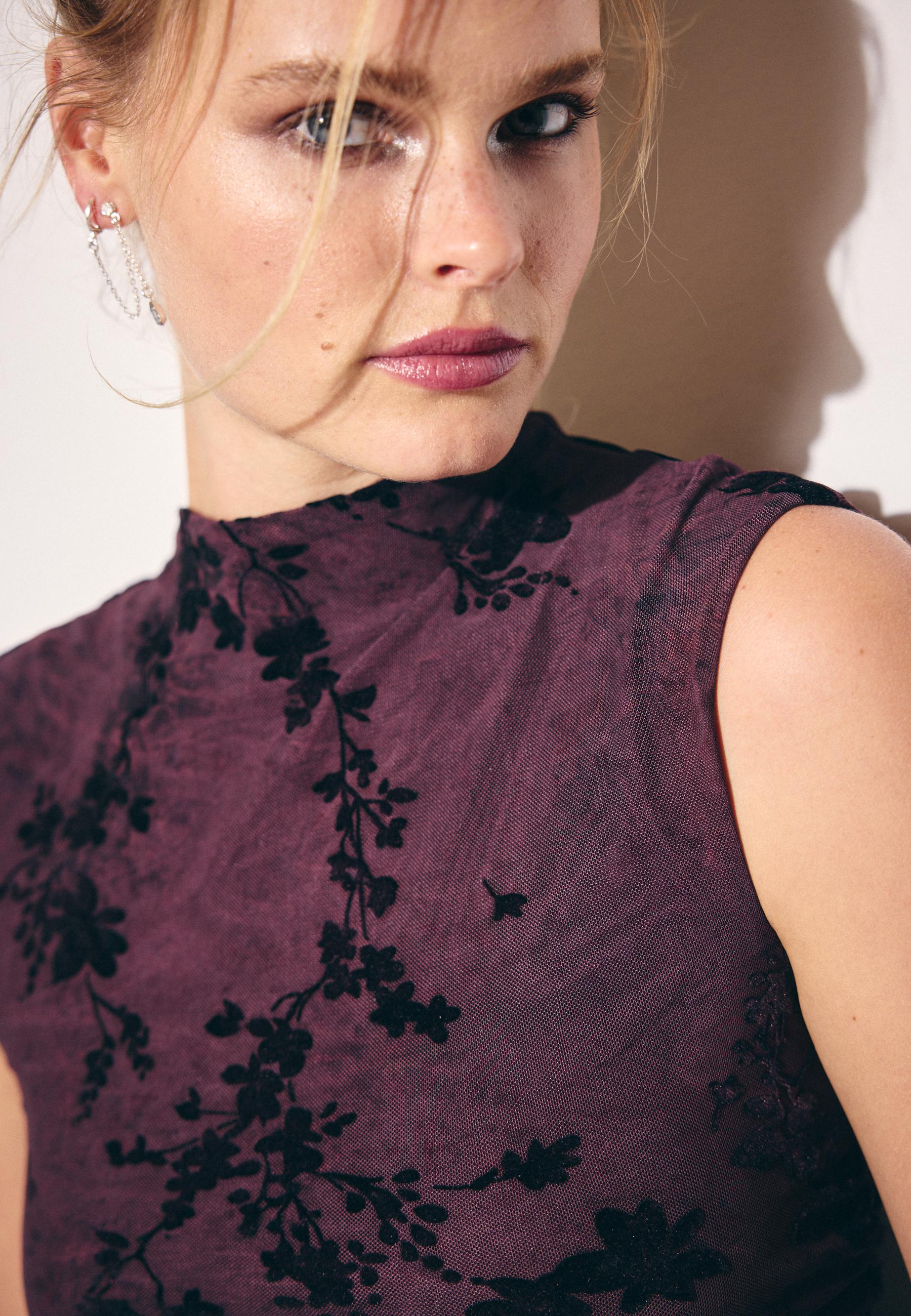 Flocked sleeveless funnel neck T-shirt — Purple