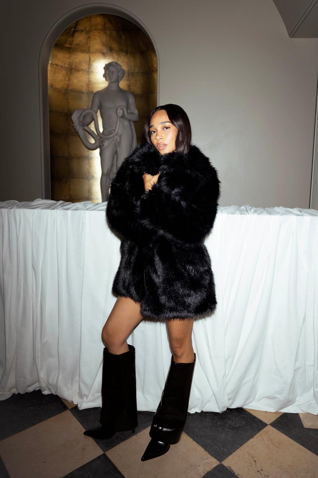 Magas szárú tűsarkú lábszárvédő csizma