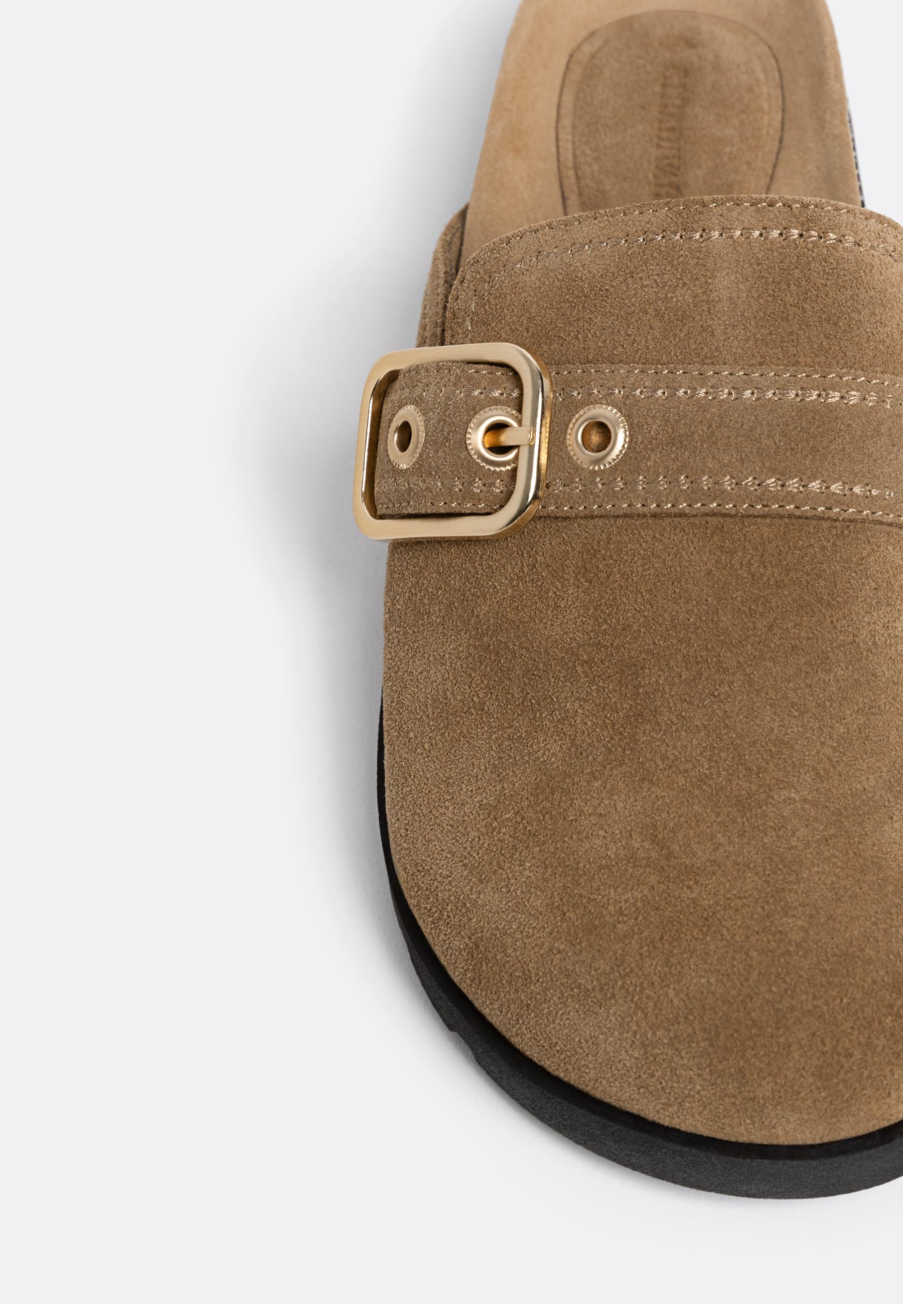 Split suede clogs with buckle — BEIGE
