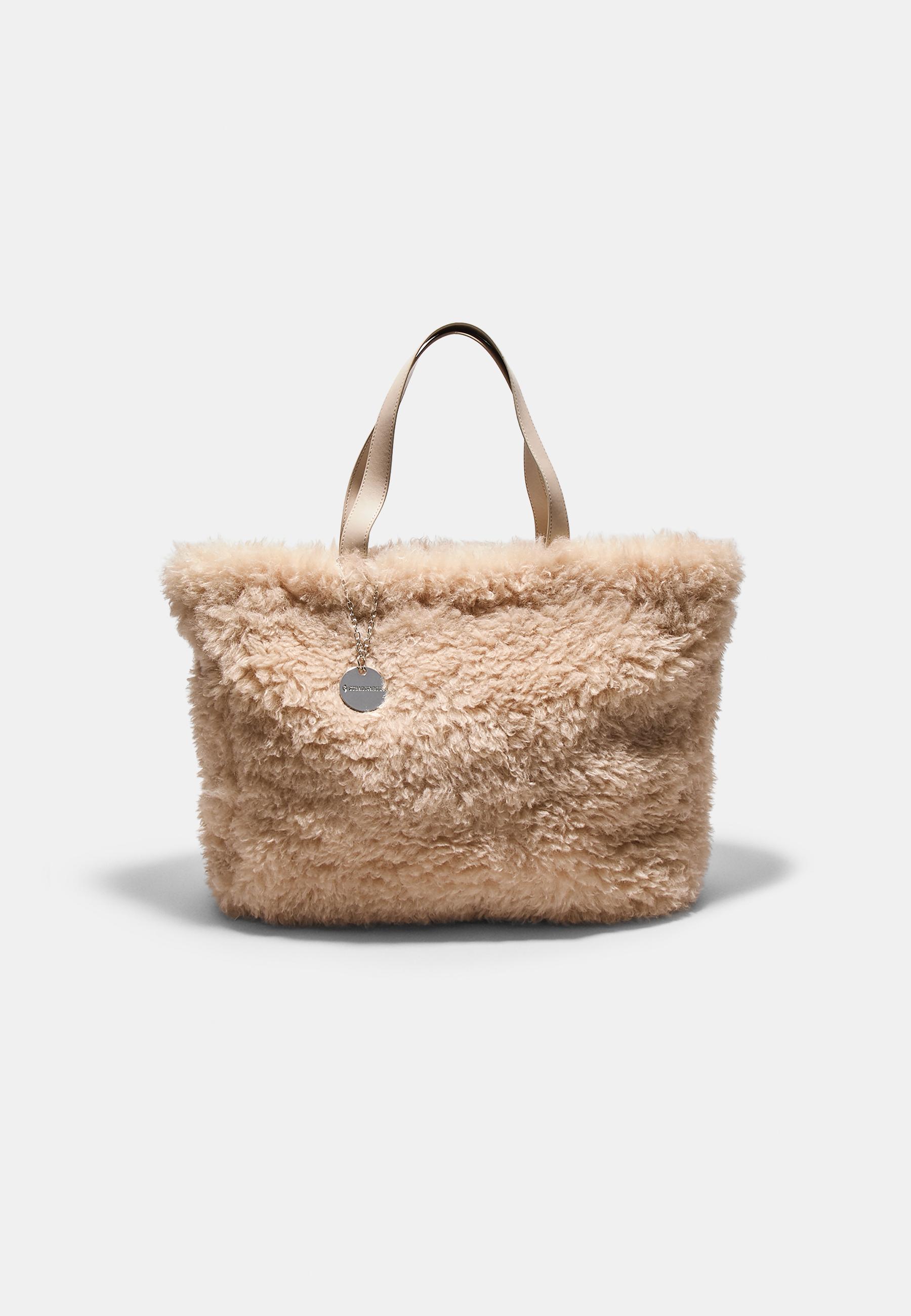 Faux fur shopper bag with plaque - Women's fashion | Stradivarius