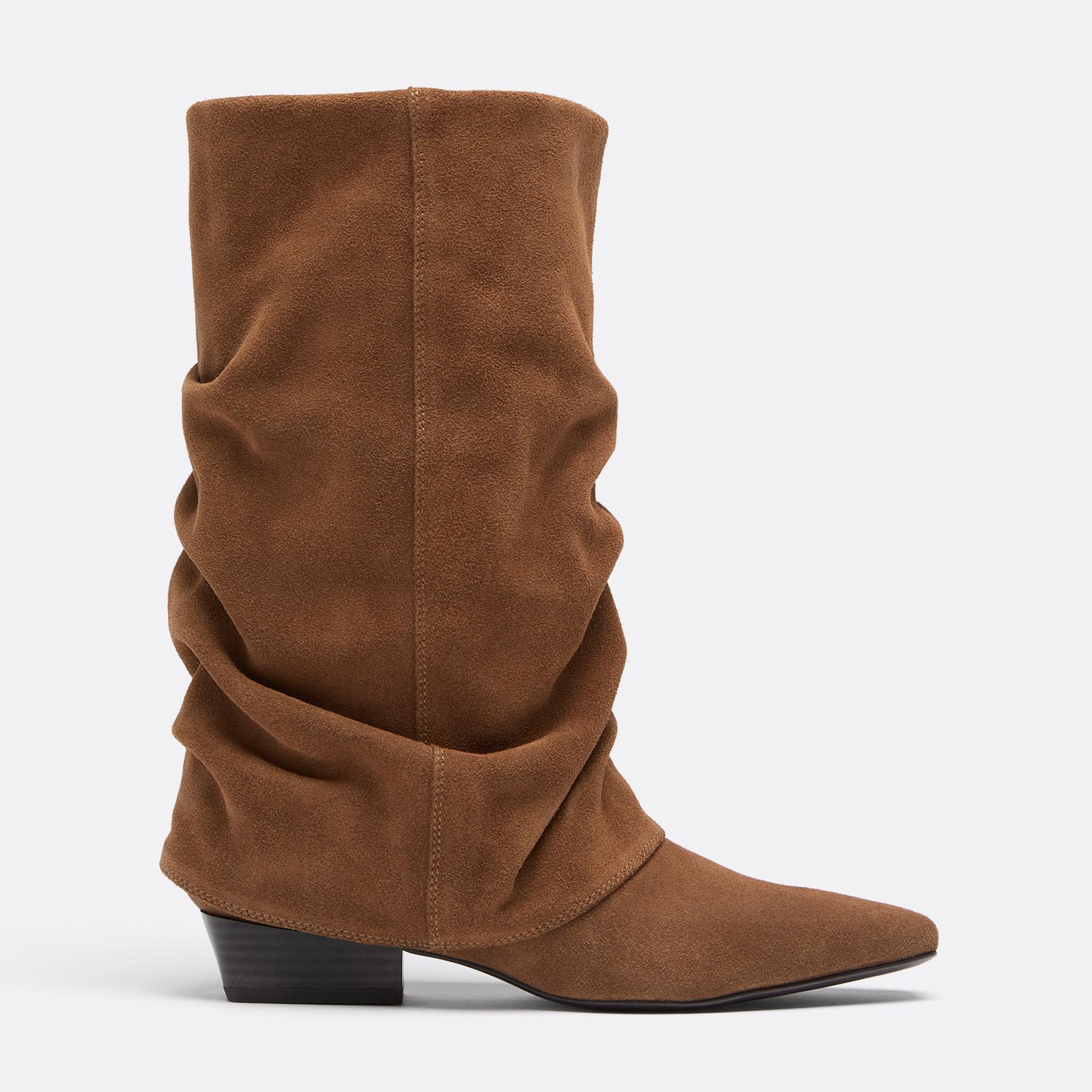 Flat leather slouchy joots — BEIGE