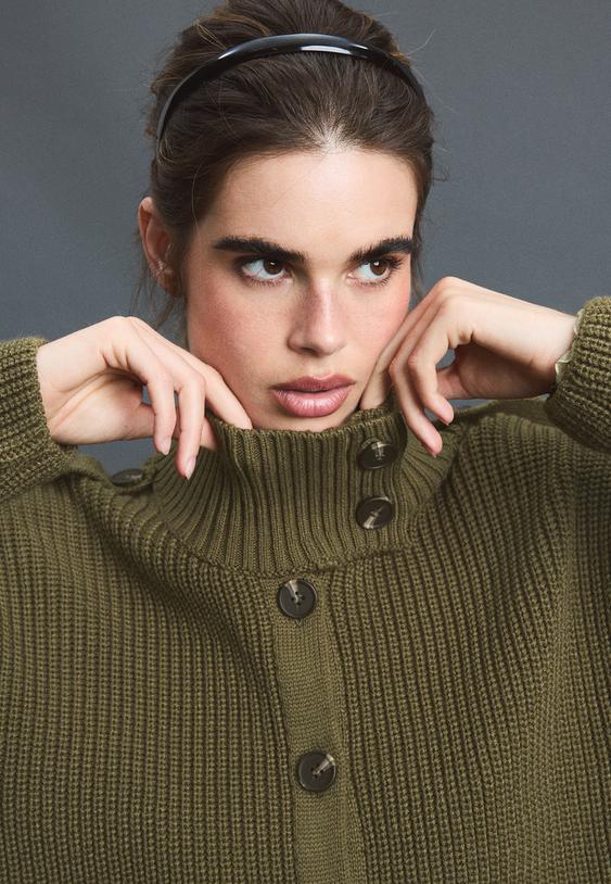cardigan in maglia con collo alto e bottoni