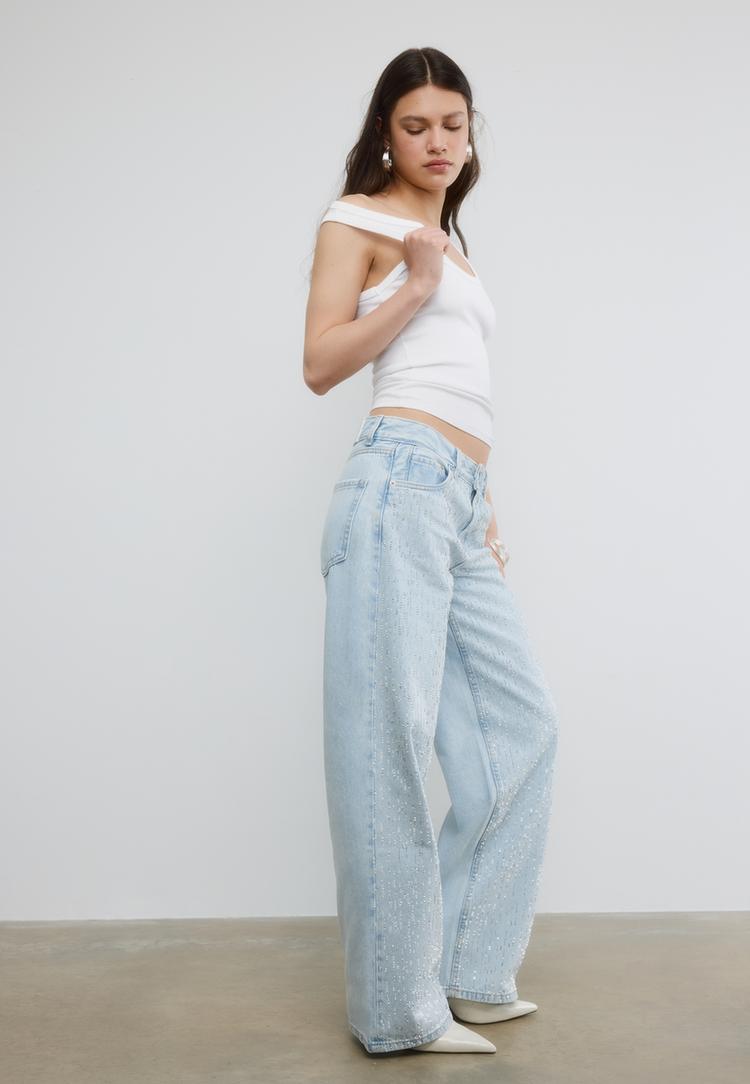 jeans-mit-tiefem-bund-weitem-bein-und-glitzer