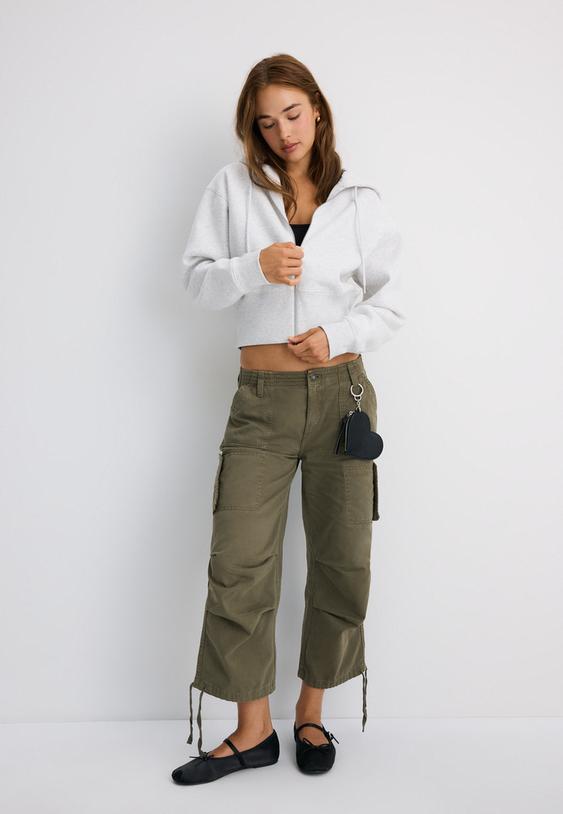 sweatshirt com capuz e fecho de correr