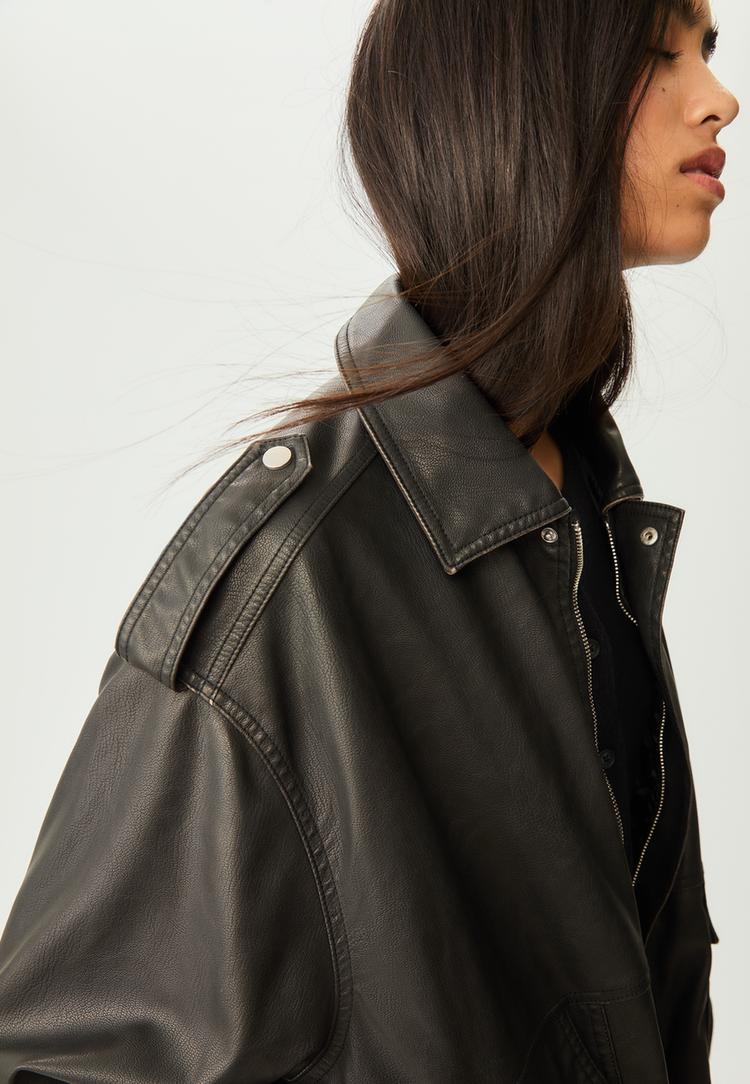 jaqueta oversize com bolsos