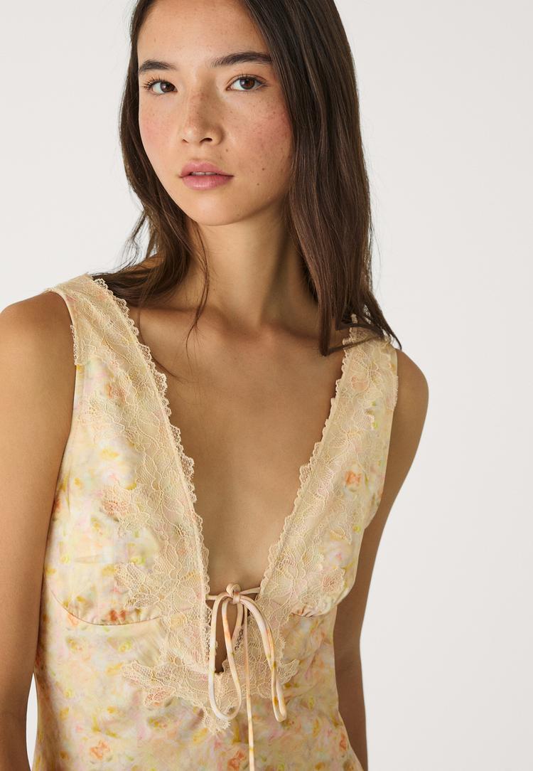 vestido midi satinado encaje