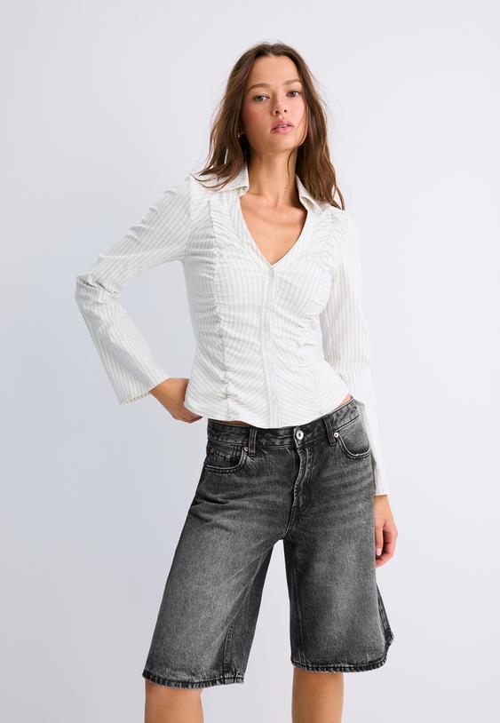 camisa decote em bico com franzidos