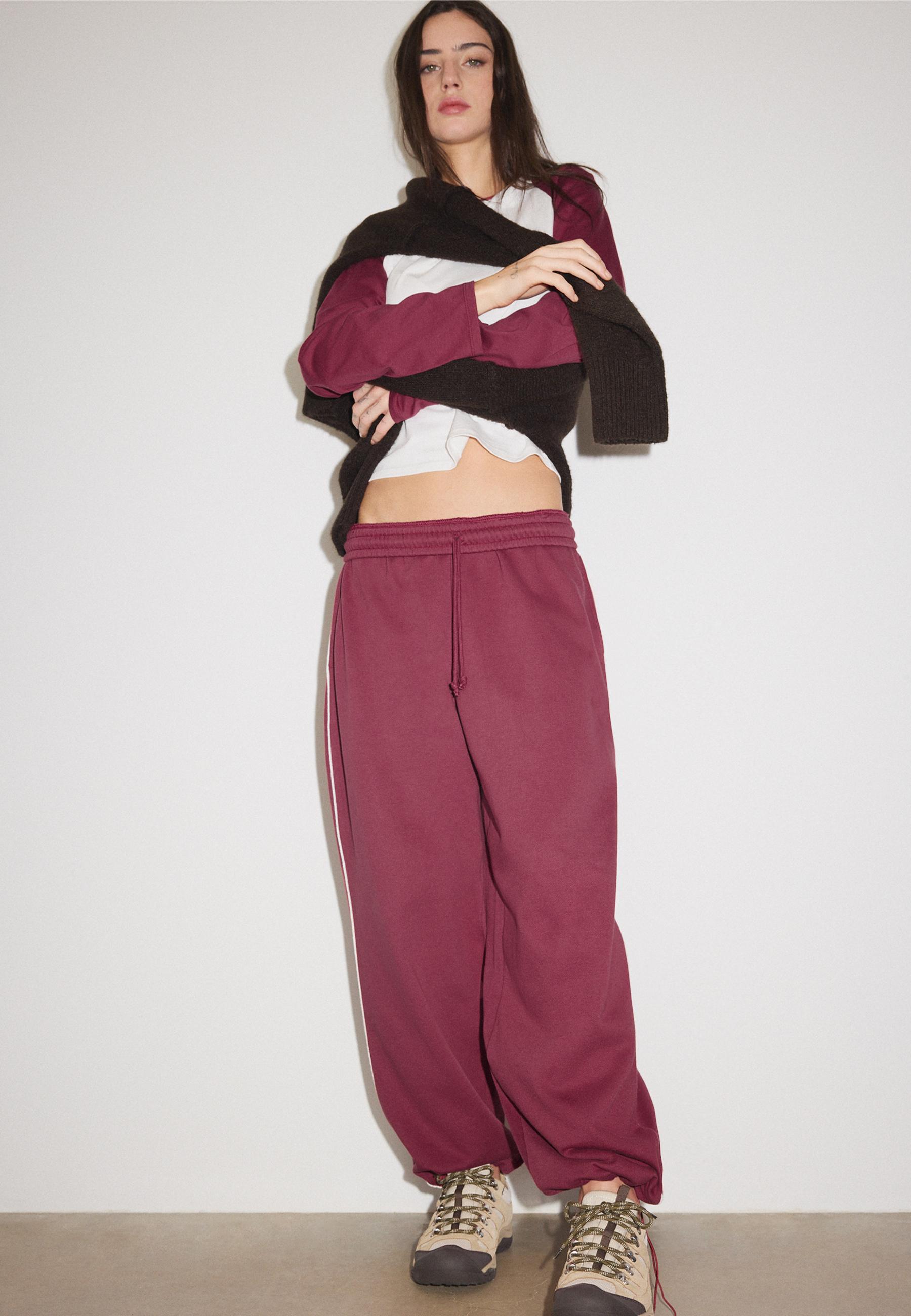 Plush joggers with piping and toggles — Dark red