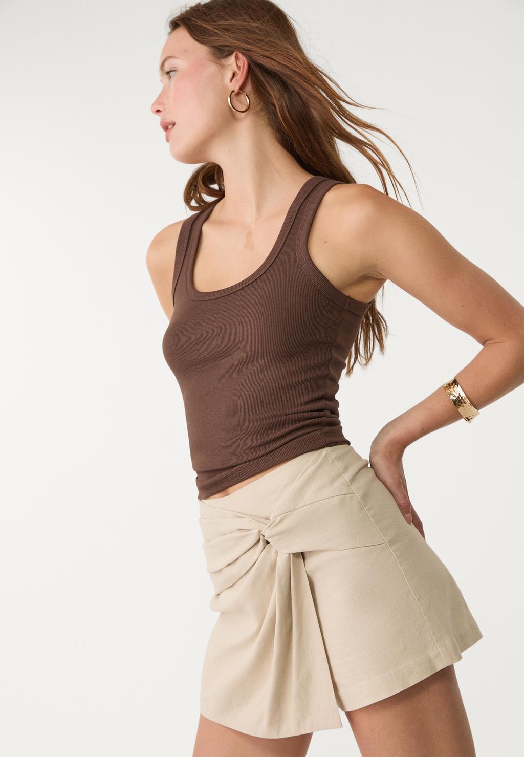 Jupe-culotte avec du lin et nœud sur le côté