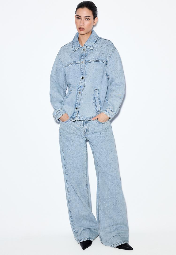 jeansjacke-mit-aufgenahten-taschen-und-glitzer