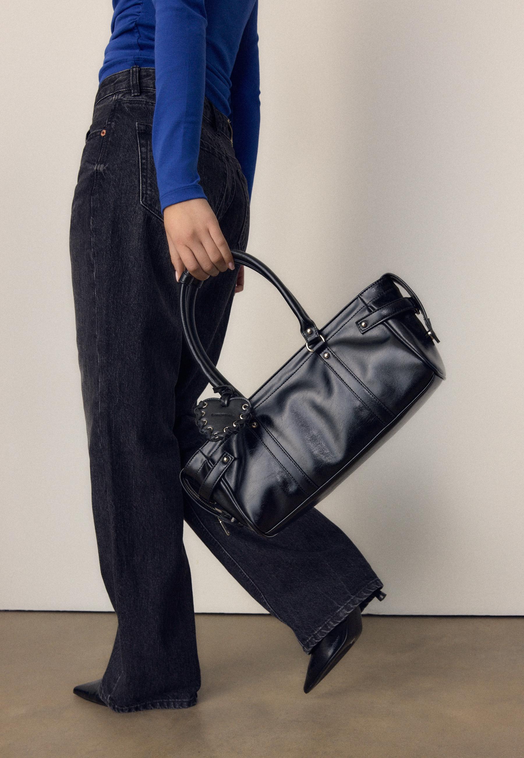 Heart detail shoulder bag — Black