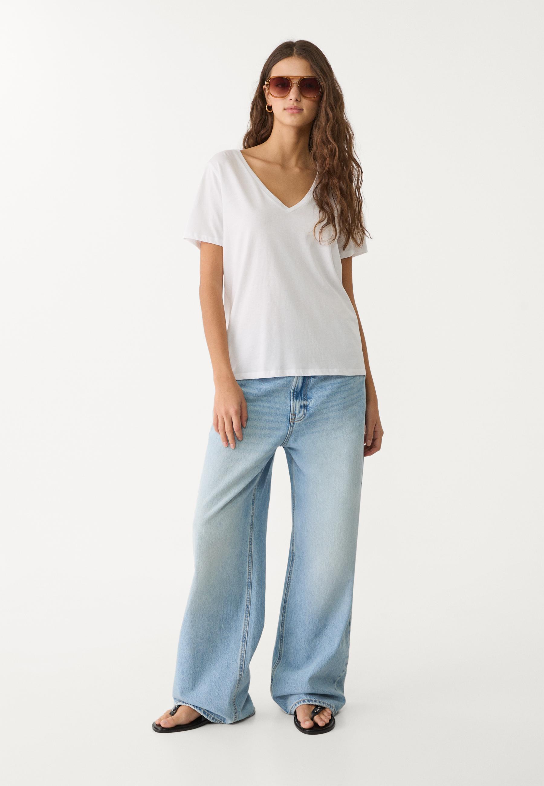 Basic V-neck T-shirt - Women's fashion | Stradivarius United