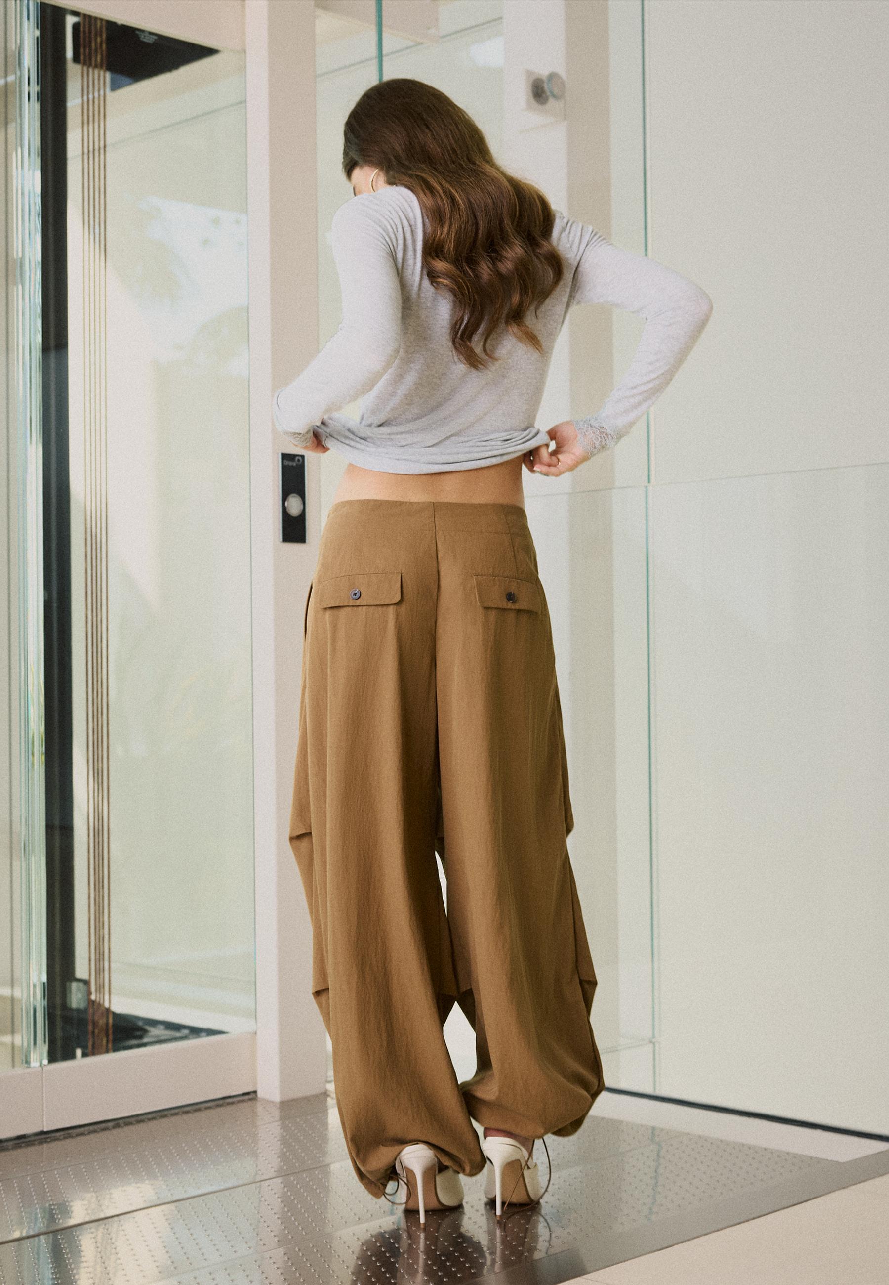 Technical pleated trousers — Dark camel