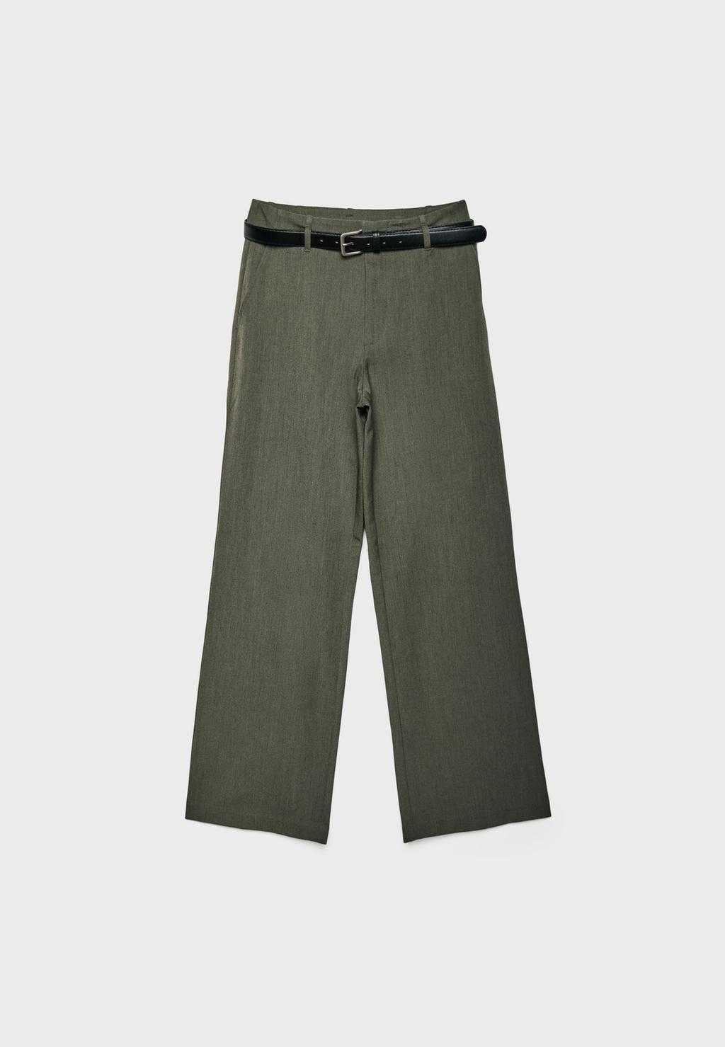 Fließende gerade Hose mit Gürtel