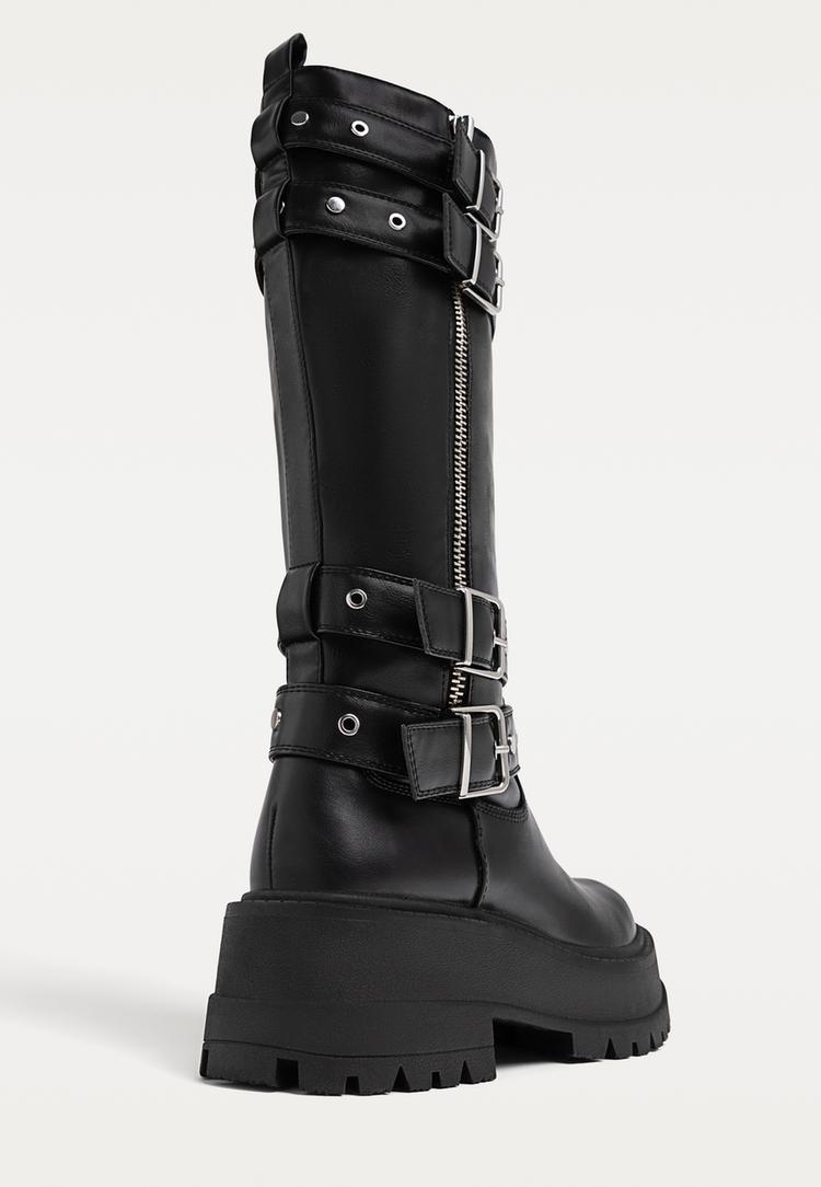 bottes plates avec boucles