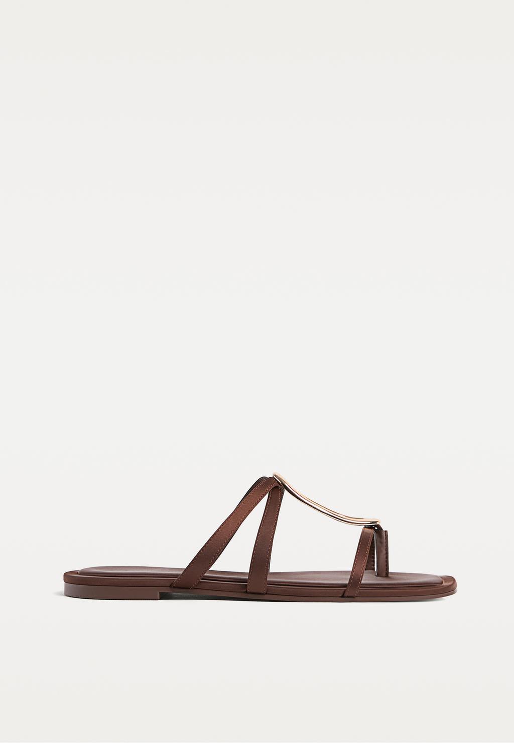 Sandalias planas detalle metálico