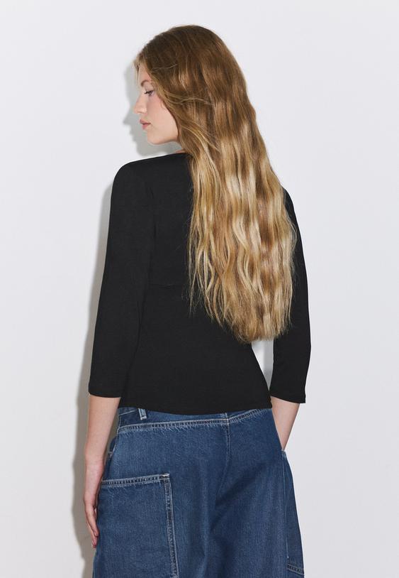 camiseta corte bajo pecho