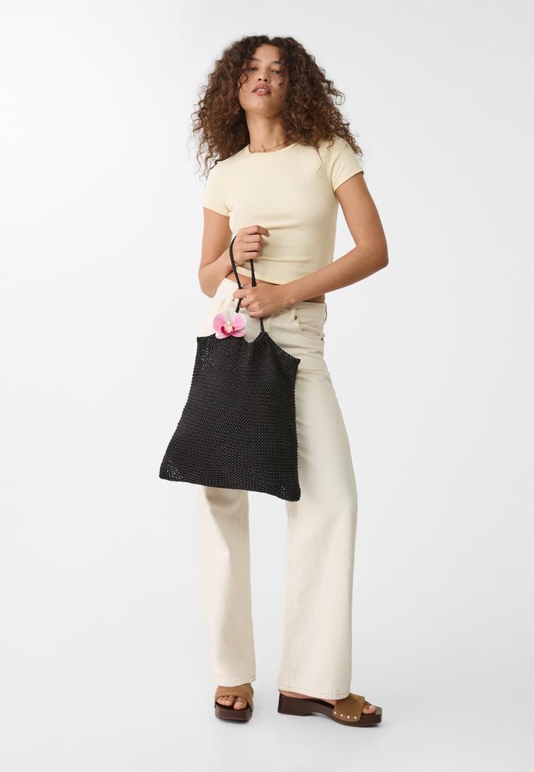 gehakelte-tasche-mit-blume