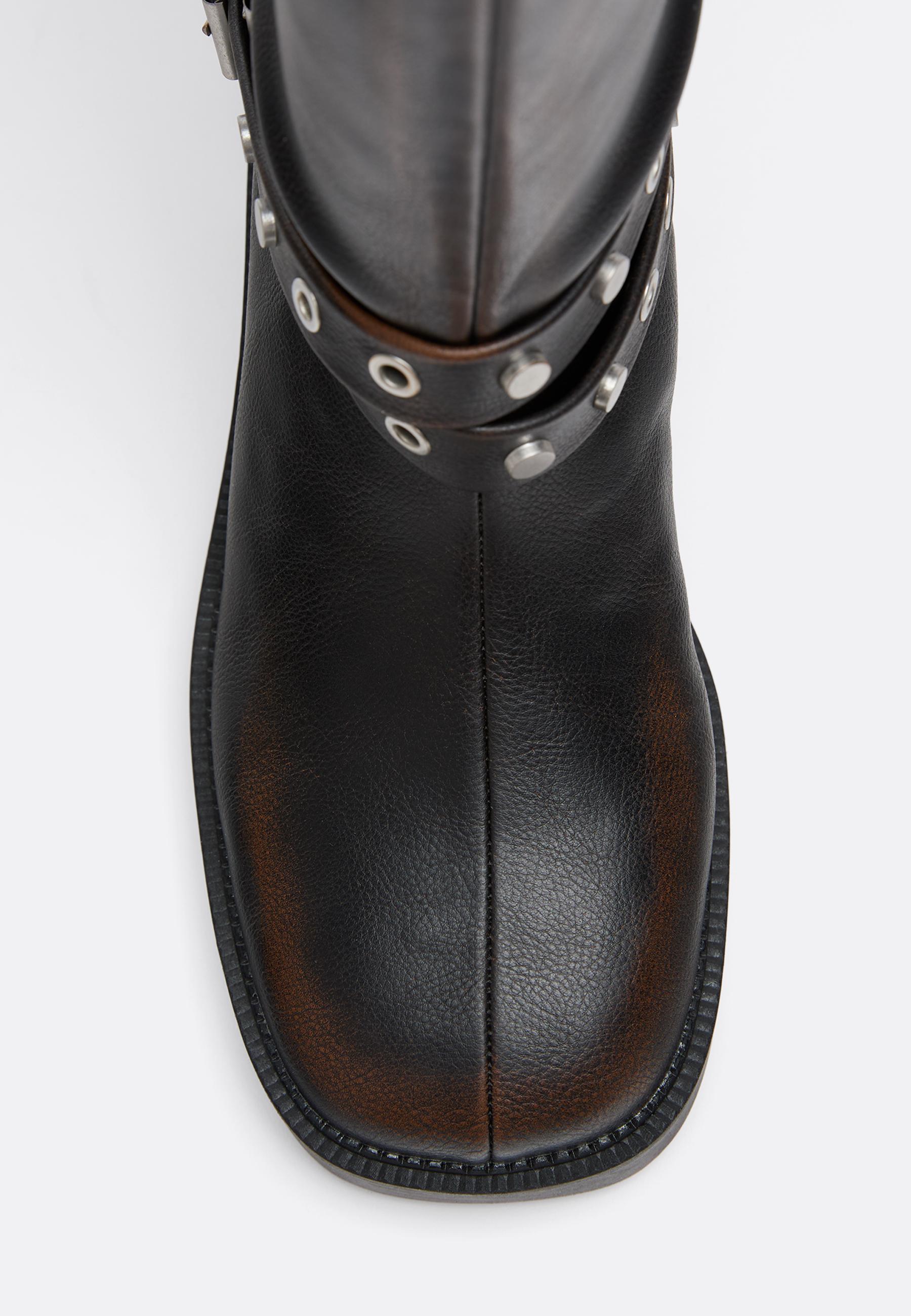 Flat buckle boots — BROWN