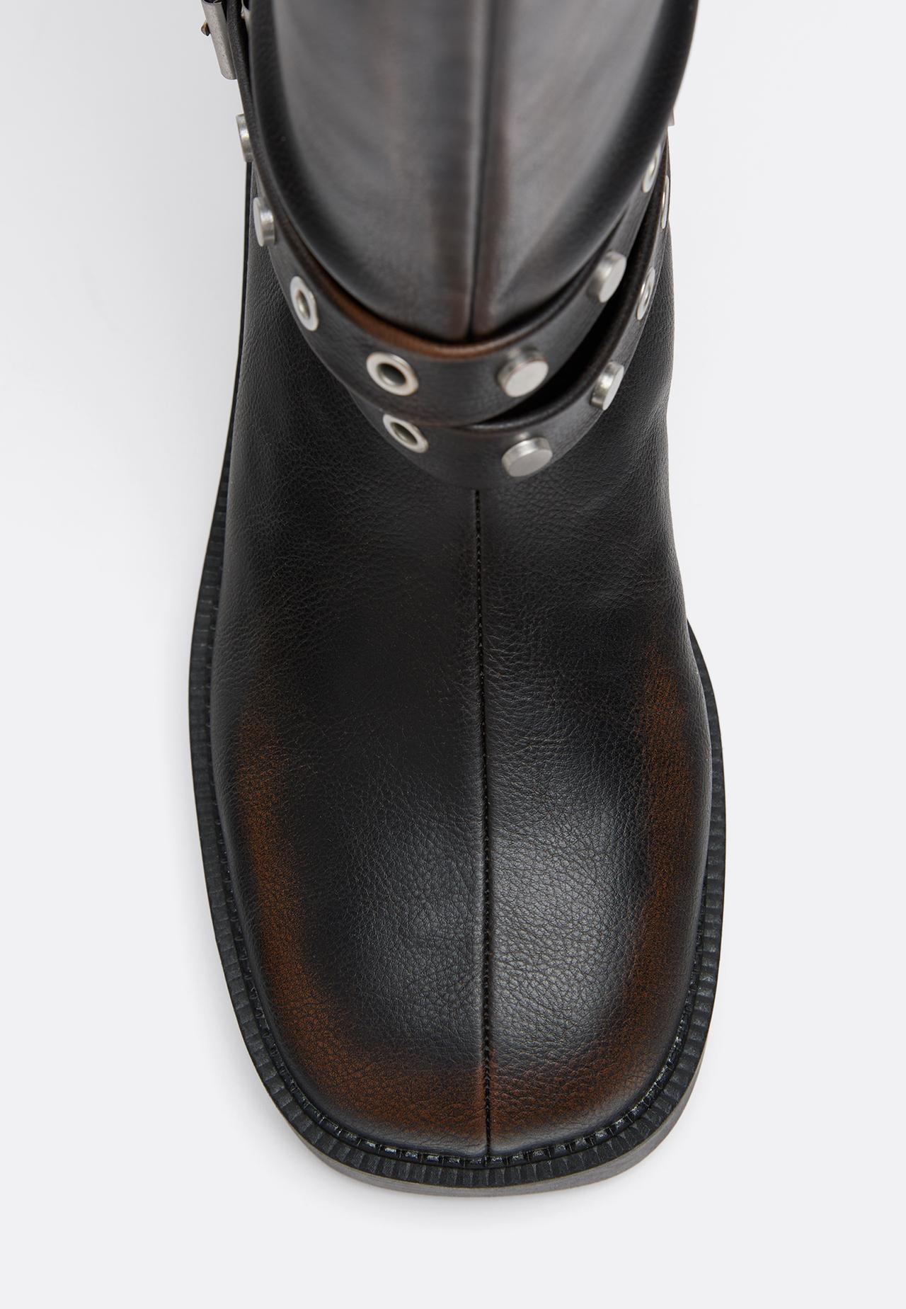 Flat buckle boots — BROWN