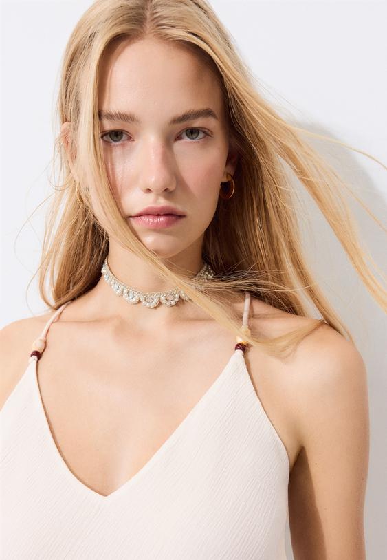 robe droite dos orne de pierres