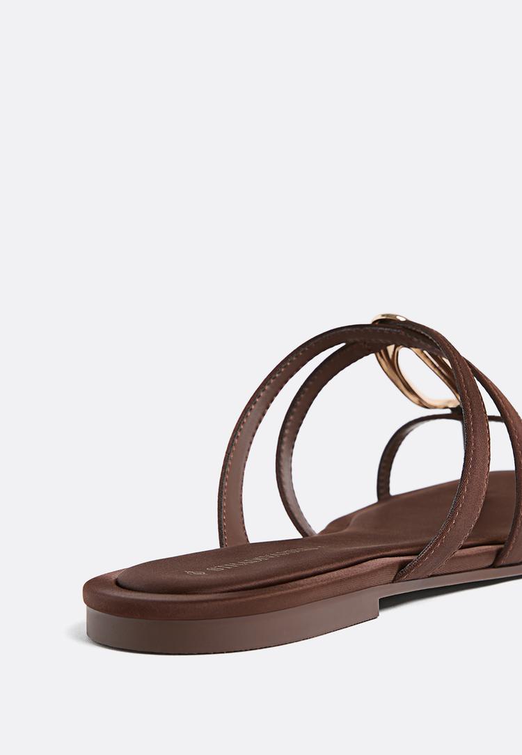 sandalias planas detalle metalico