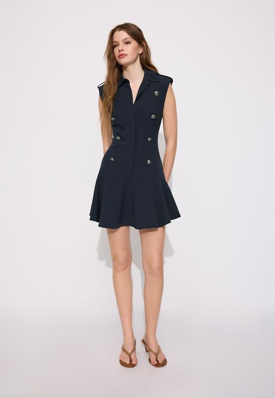 vestido curto sem mangas com botoes