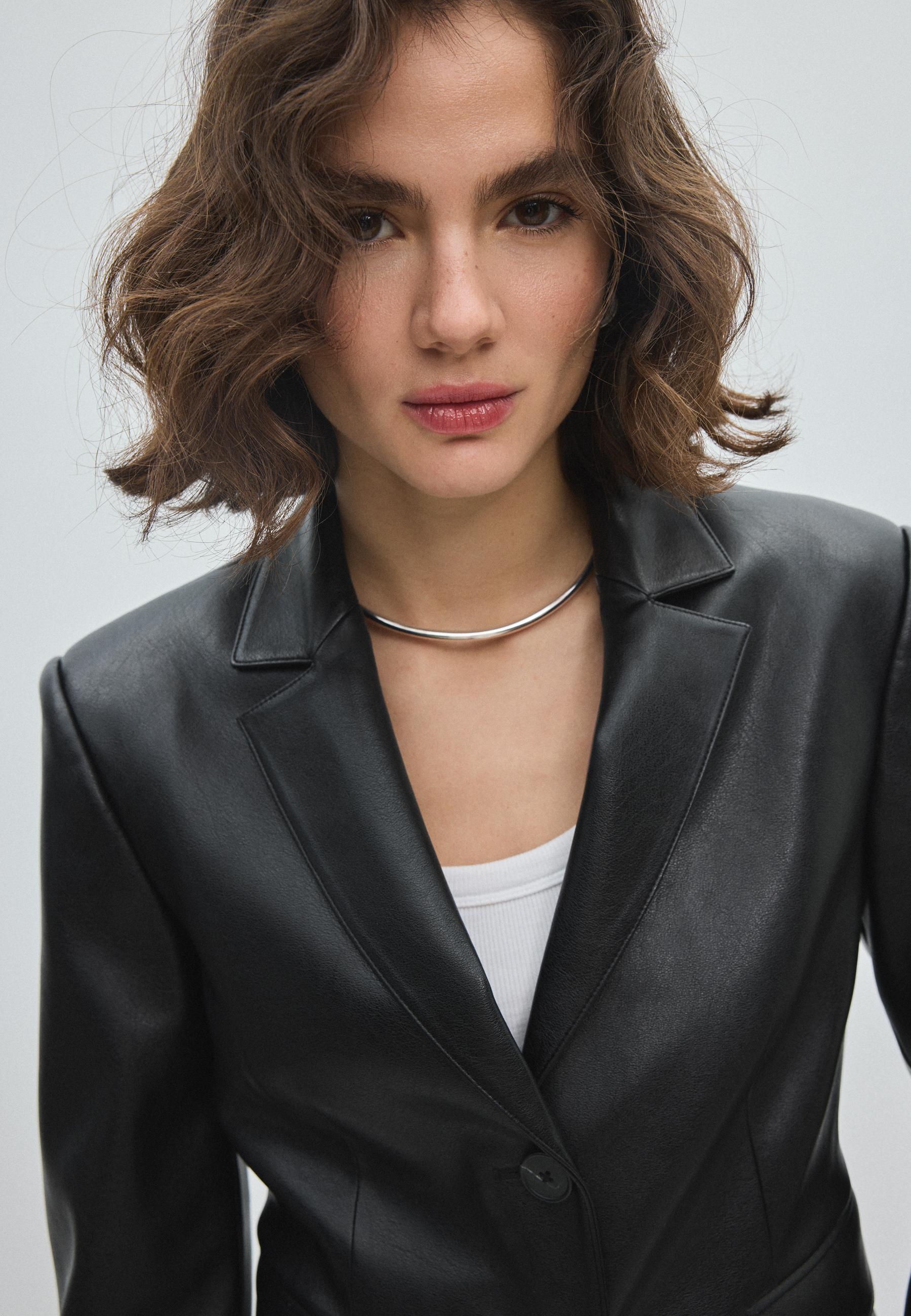Short fitted leather effect blazer — Black