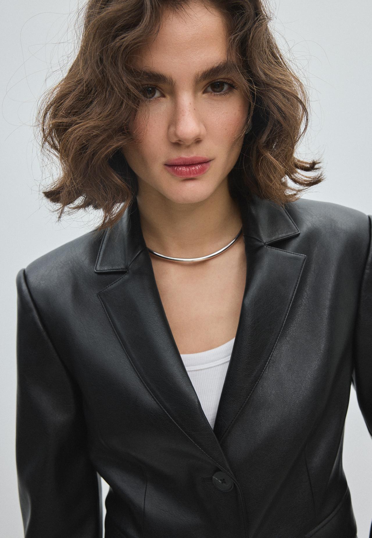 Cropped fitted leather effect blazer — Black