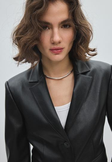 Cropped fitted leather effect blazer — Black 3