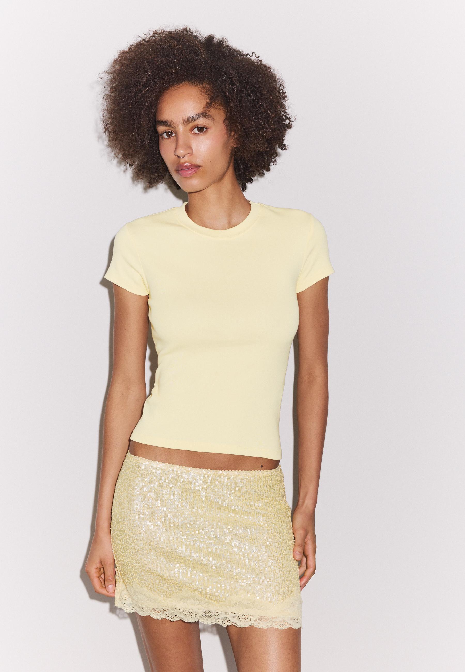Basic round neck short sleeve T-shirt — Pastel yellow