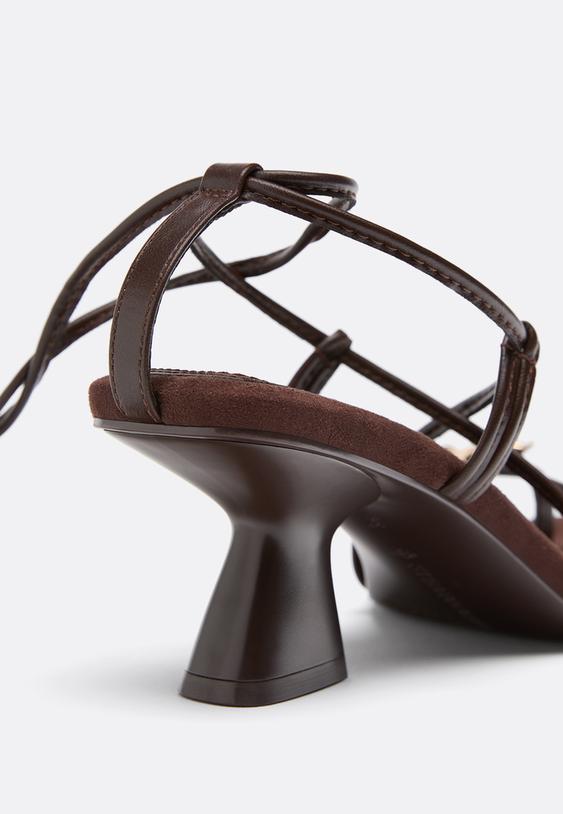 sandalias de tacao com detalhe atado