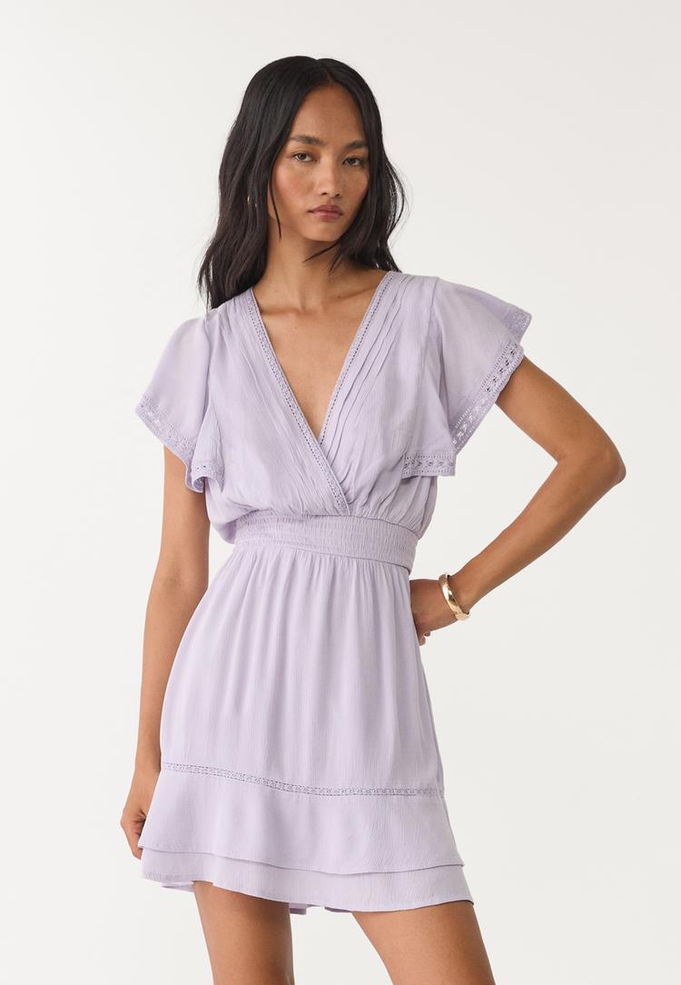 vestido fluido corto volantes