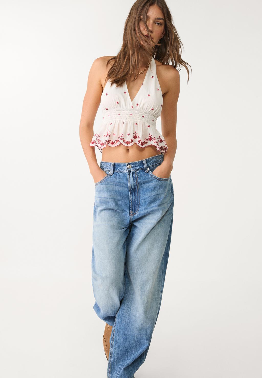 Top halter ricamato a contrasto