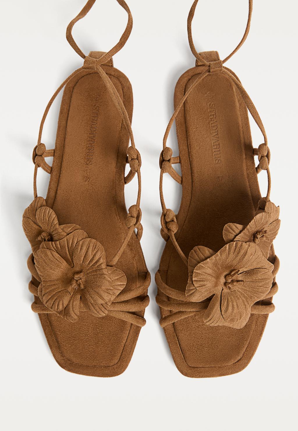 Sandalias planas detalle flor
