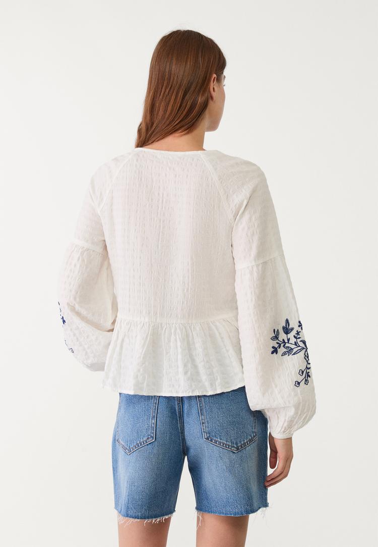 blusa fluida bordados